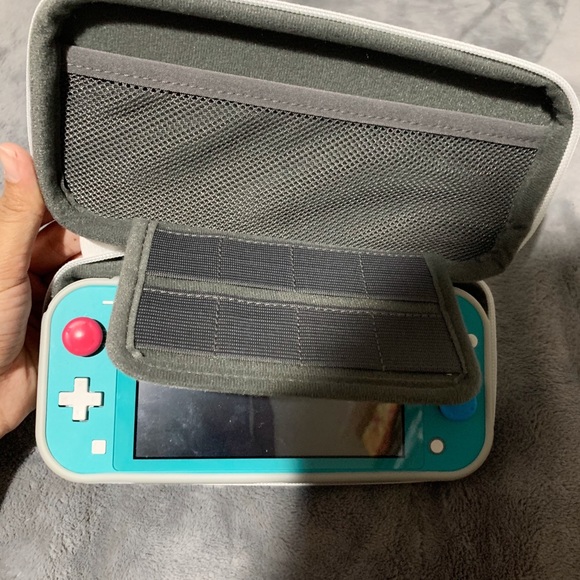 New Switch Lite Carrying Case & Screen Protector - Picture 3 of 3